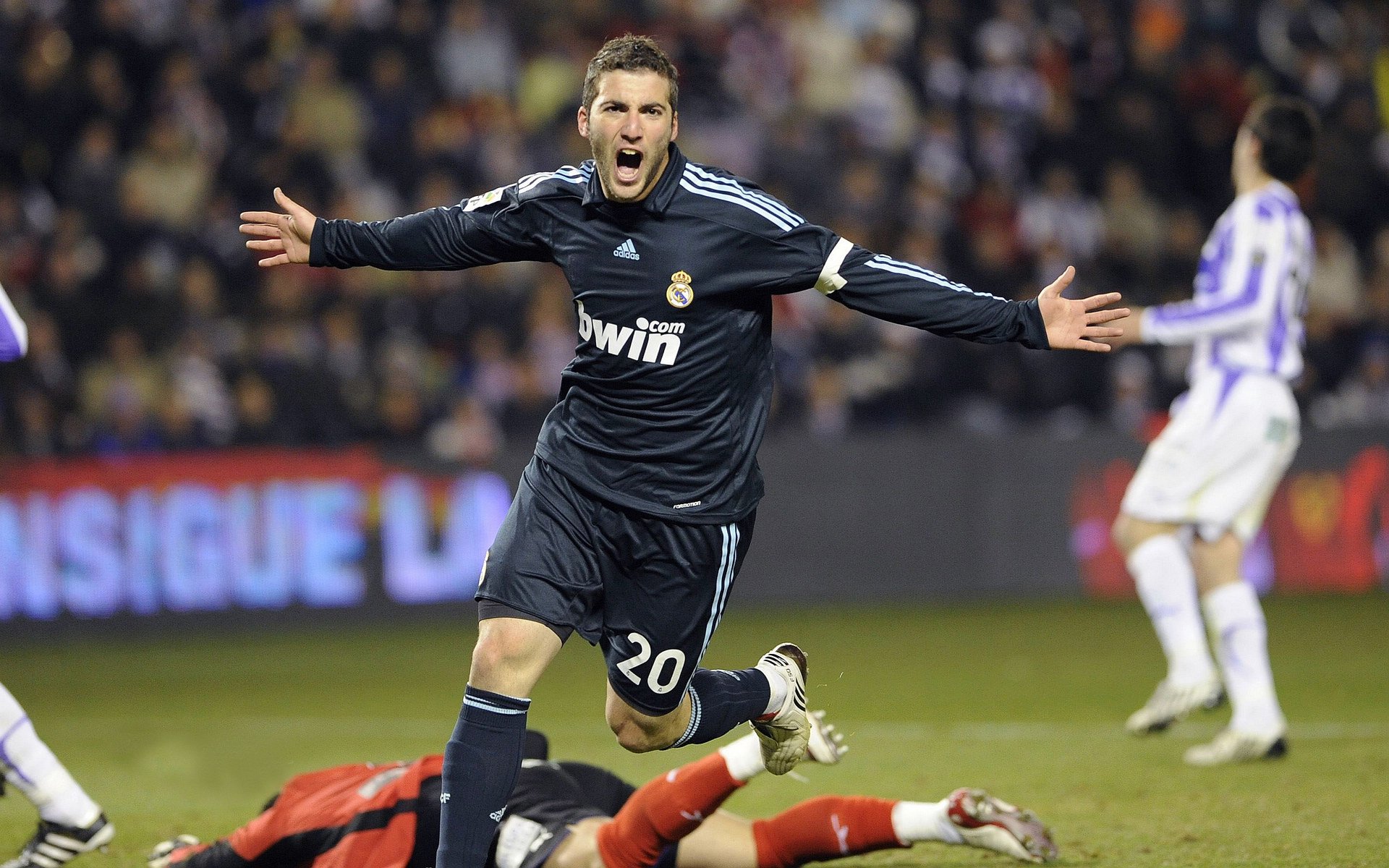 禁区之战：内线球员的拼抢精彩回顾，禁区足球